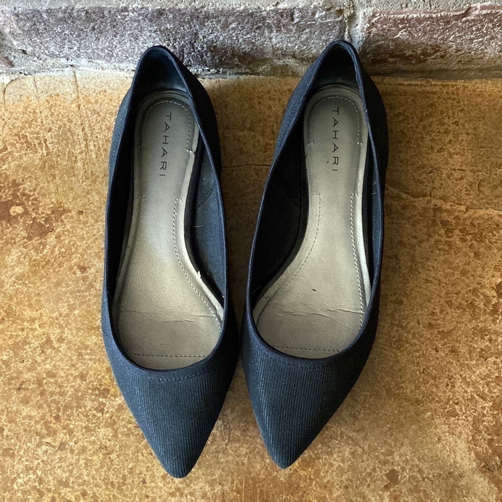 Tahari Edie black pointy toe ribbed flats
